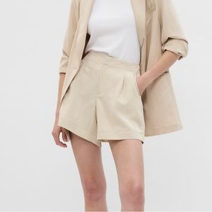 Gap women’s SoftSuit shorts size 6 Bedrock Beige.